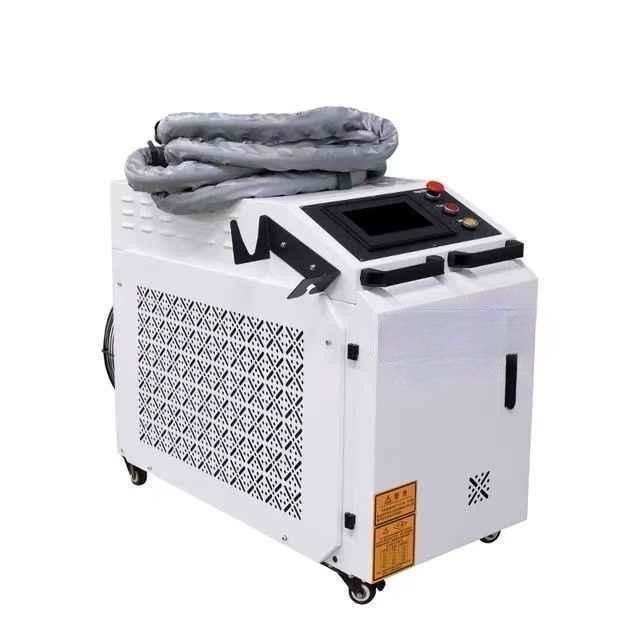 Tragbare Faserlaserreinigungsmaschine 2000 W für die Rostfarbbeschichtung Farbölstaubentfernung